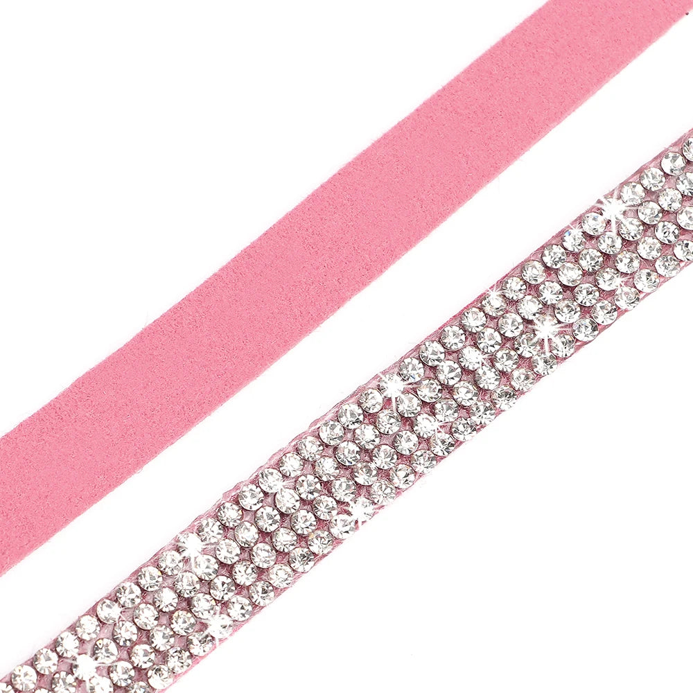 Collier chat rose suédine — strass & grelot sécurisé