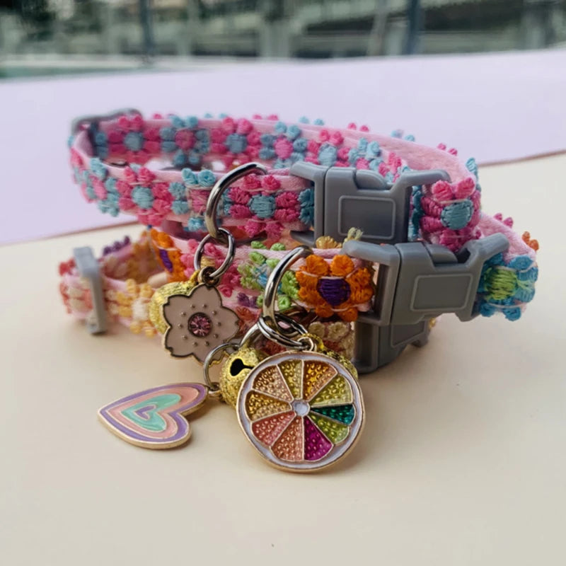 Collier chat coloré avec grelot — motif empreintes