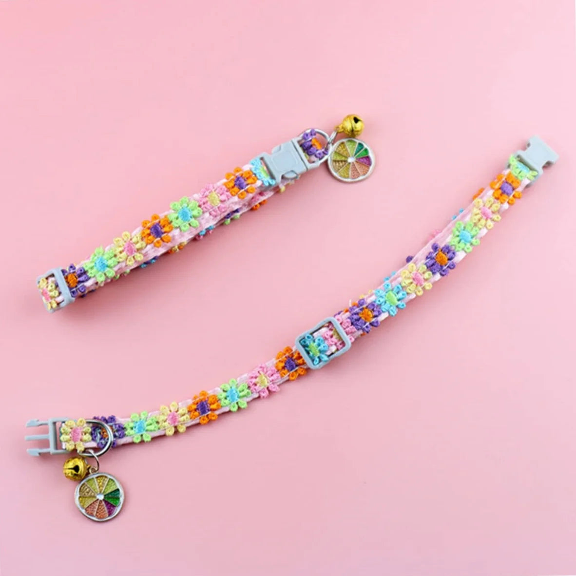 Collier chat coloré avec grelot — motif empreintes
