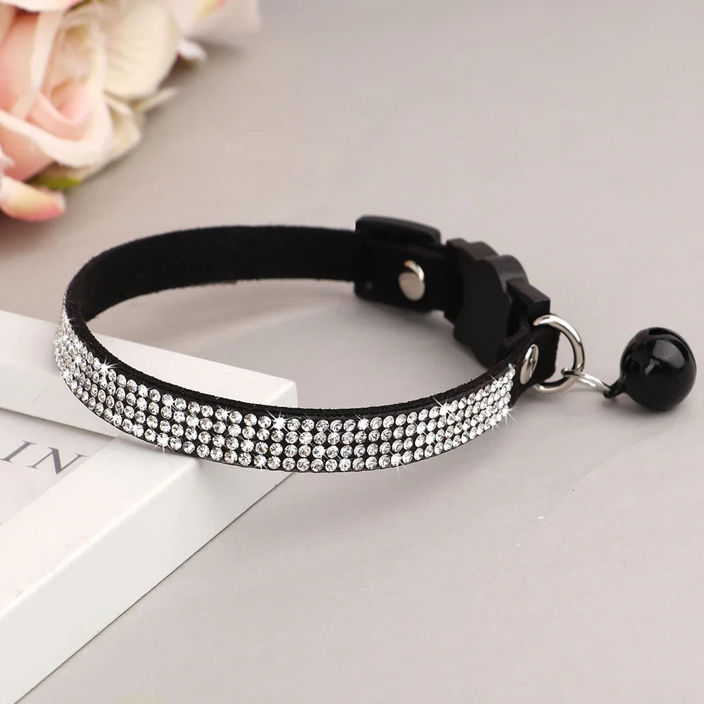 Collier chat rose suédine — strass & grelot sécurisé