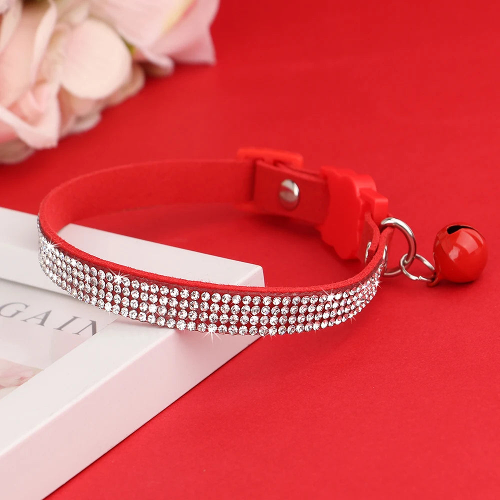 Collier chat rose suédine — strass & grelot sécurisé