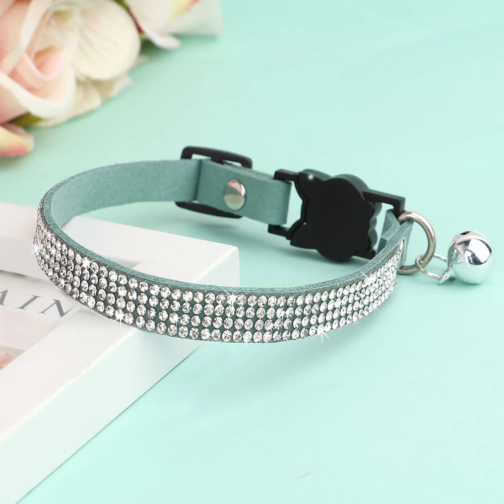 Collier chat rose suédine — strass & grelot sécurisé