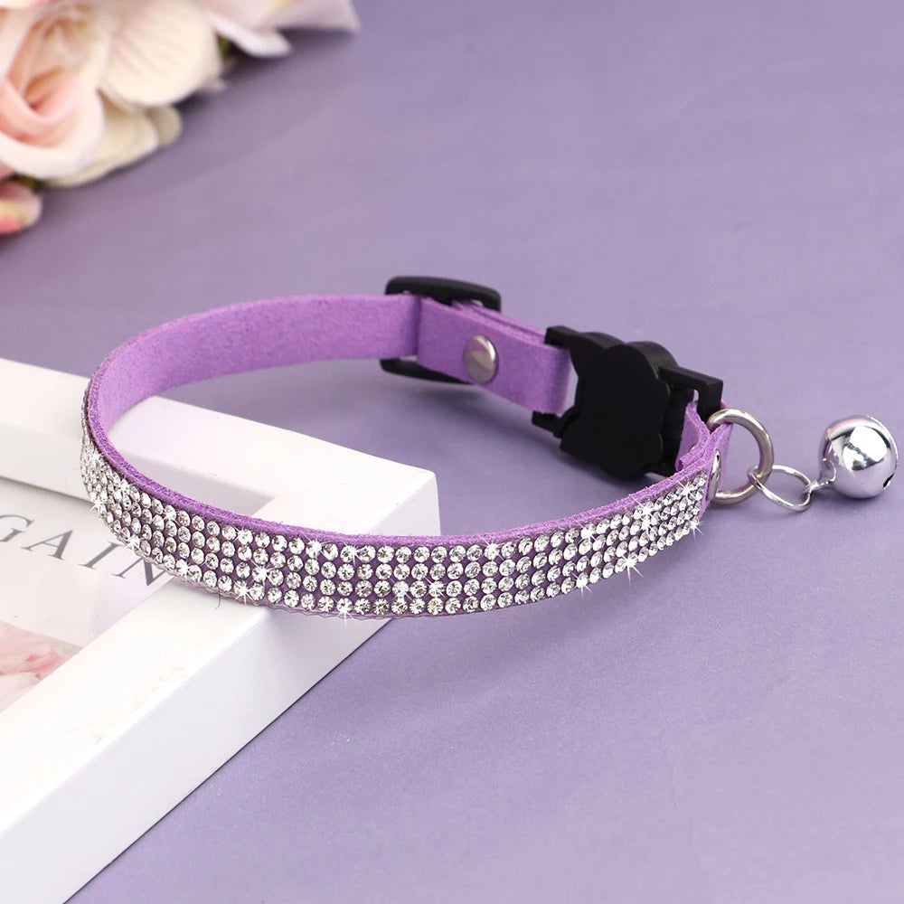 Collier chat rose suédine — strass & grelot sécurisé