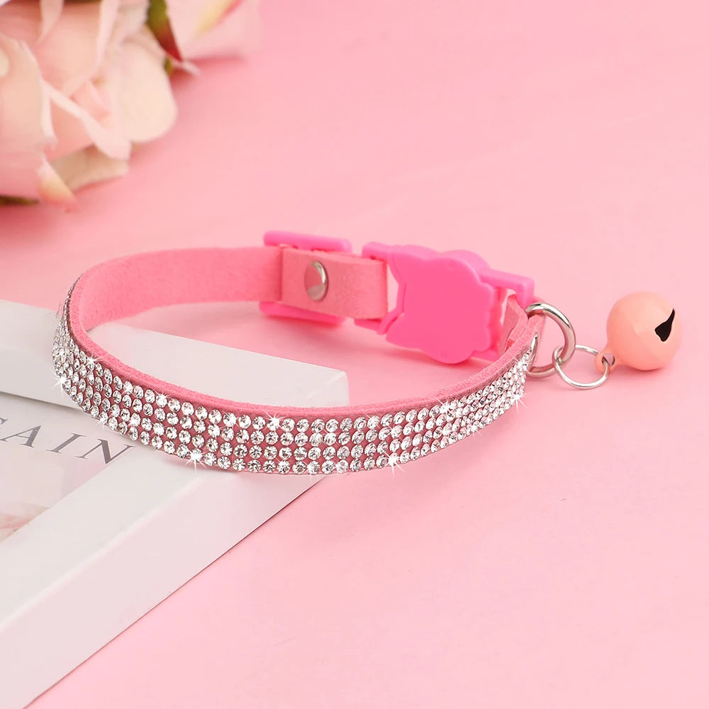 Collier chat rose suédine — strass & grelot sécurisé